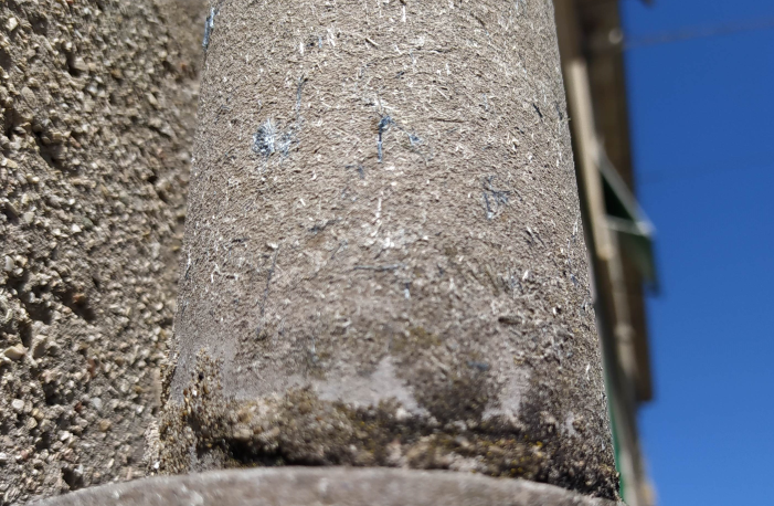 Pluviale con fibre di Amianto affioranti: Crisotilo (bianche) e Crocidolite ( blu)